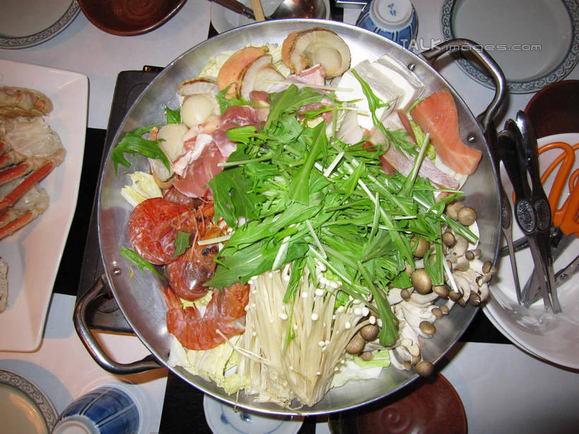 海鲜,蟹,无人,餐厅,横图,俯视,室内,特写,白天,烹饪,餐桌,桌子,蔬菜,餐具,厨具,金属制品,阴影,新鲜,反射,金属,螃蟹,碟子,锅子,盘,影子,金针菇,菌菇,日本料理,料理,食品,帝王蟹,菌类,锅,火锅,水产,菜肴,美食,海洋生物,食物,盘子,碟,日式料理,日式,食用菌,佳肴,有机食品,绿色食品,煎锅,餐台,锅具,真菌,水生动物,海产品,水生物,海底动物,烹饪用具,日式火锅,皇帝蟹,构菌,金菇,毛柄金钱菌,银针菇,智力菇,暖锅,甲壳动物,石蟹,烹调用具,烹调,彩图,高角度拍摄,餐馆,饭店,饭馆,白石蟹,岩蟹,shslj1