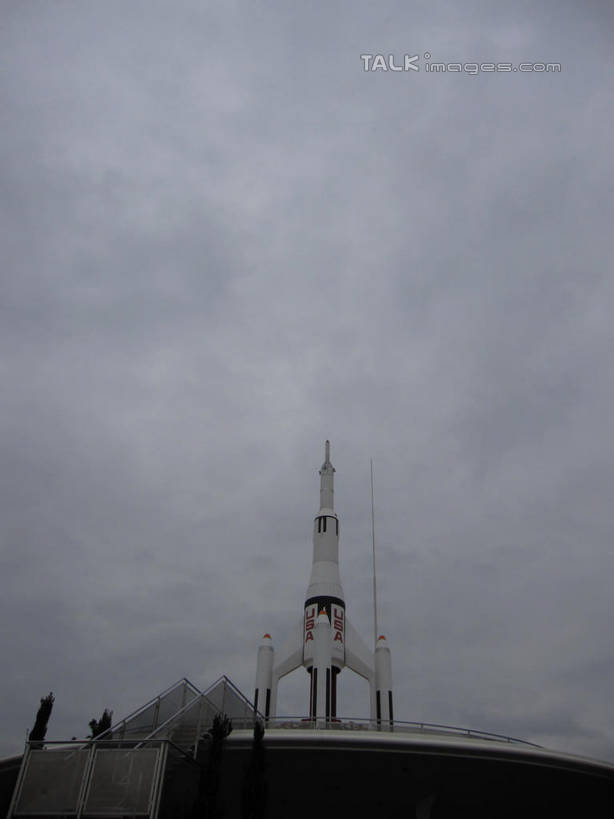 无人,游乐园,竖图,室外,白天,仰视,度假,火箭,航天,科技,美景,城市风光,城市,游乐场,东京,日本,亚洲,科学,景观,娱乐,享受,休闲,迪斯尼乐园,景色,放松,运输,载具,东亚,本州,关东地方,本州岛,日本国,东京都,乐园,主题公园,彩图,低角度拍摄,人造公园,主题乐园,东京迪斯尼乐园,shslj1