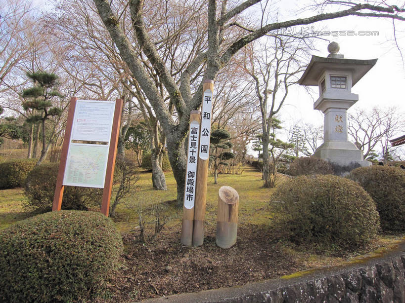 无人,横图,室外,白天,正面,旅游,度假,草地,草坪,美景,植物,指示牌,长崎,日本,亚洲,阴影,光线,日文,标志,文字,影子,字符,景观,娱乐,标识,草,树,树木,蓝色,绿色,蓝天,天空,阳光,自然,天,享受,休闲,景色,放松,平和公园,生长,晴朗,成长,自然风光,东亚,和平公园,万里无云,日本国,长崎县,九州本岛,九州,九州岛,九州地方,长崎市,日语,县厅,平和纪念公园,长崎平和公园,长崎平和纪念公园,晴空,晴空万里,彩图,shslj1
