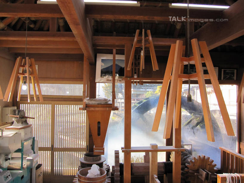 无人,家,木屋,横图,室内,白天,正面,旅游,度假,农业,灌溉,窗户,照明,日本,亚洲,吊挂,悬挂,工具,池塘,灯光,水车,挂,娱乐,吊灯,玻璃窗,住宅,灯,灯具,享受,休闲,放松,泉水,忍野八海,照亮,照明设备,东亚,农具,本州,本州岛,日本国,中部地方,山梨,山梨县,孔明车,天车,彩图,茅舍,茅屋,棚屋,小木屋,小屋,涌泉群,shslj1