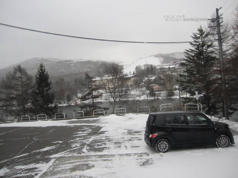 无人,横图,室外,白天,正面,旅游,度假,湖,湖泊,美景,森林,树林,水,雪,植物,大雪,汽车,长野县,日本,亚洲,电力,电线,线,湖面,积雪,景观,水流,水面,雪景,冬季,冬天,电能,线路,娱乐,车,树,树木,绿色,自然,交通工具,轿车,湖水,享受,休闲,景色,放松,寒冷,白桦,生长,成长,白桦湖,电,电源,电源线,自然风光,载具,能量,东亚,本州,本州岛,日本国,中部地方,长野,严寒,桦树,桦皮树,桦木,彩图,北佐久郡,立科町,shslj1