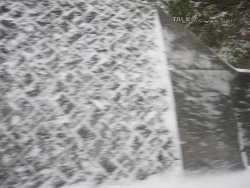 无人,横图,室外,白天,正面,石头,森林,树林,雪,植物,大雪,道路,路,公路,长野县,日本,亚洲,石子,墙,积雪,雪景,冬季,冬天,交通,墙壁,墙面,树,树木,绿色,自然,寒冷,白桦,生长,成长,白桦湖,东亚,本州,本州岛,日本国,中部地方,长野,严寒,石块,马路,桦树,桦皮树,桦木,彩图,北佐久郡,立科町,shslj1