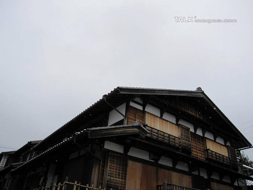 无人,家,木屋,横图,室外,白天,仰视,建筑,日本,亚洲,阴影,光线,瓦片,影子,房屋,屋顶,屋子,顶棚,瓦,楼房,住宅,蓝色,蓝天,天空,阳光,天,建造,晴朗,马笼宿,东亚,屋瓦,本州,万里无云,本州岛,日本国,中部地方,岐阜,岐阜县,县厅,晴空,晴空万里,彩图,低角度拍摄,房子,茅舍,茅屋,棚屋,小木屋,小屋,岐阜市,马笼,shslj1