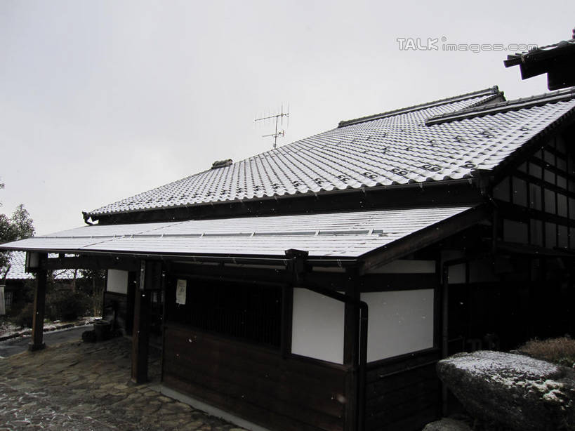 无人,家,木屋,横图,室外,白天,正面,旅游,度假,雪,植物,大雪,建筑,日本,亚洲,瓦片,屋顶,积雪,雪景,冬季,冬天,顶棚,瓦,娱乐,住宅,树,树木,绿色,自然,享受,休闲,放松,寒冷,建造,生长,成长,马笼宿,东亚,屋瓦,本州,本州岛,日本国,中部地方,岐阜,岐阜县,严寒,县厅,彩图,茅舍,茅屋,棚屋,小木屋,小屋,岐阜市,马笼,shslj1