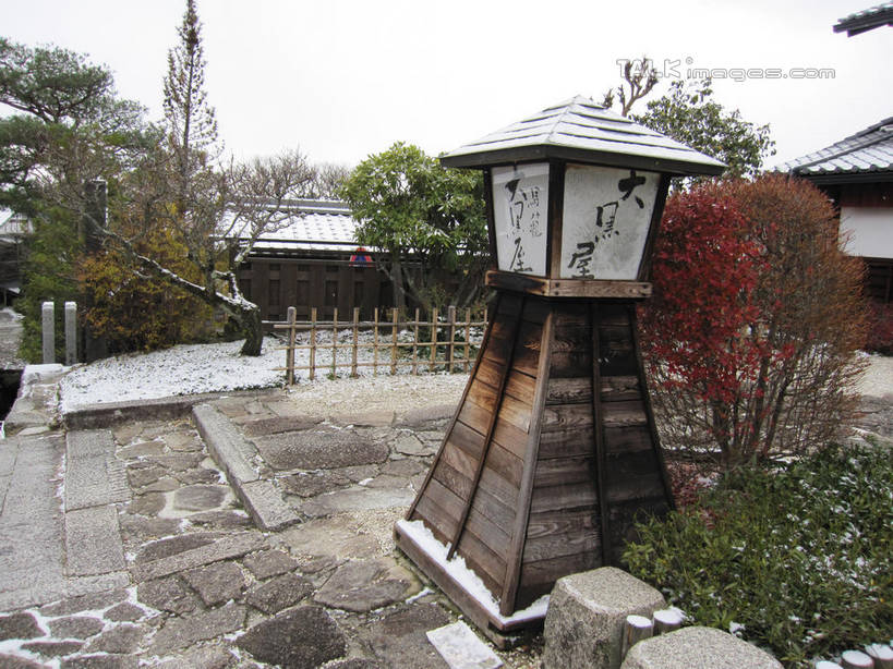 无人,家,木屋,横图,室外,白天,正面,旅游,度假,雪,植物,大雪,照明,日本,亚洲,阴影,光线,灯笼,影子,积雪,雪景,冬季,冬天,娱乐,住宅,树,树木,蓝色,绿色,蓝天,天空,阳光,自然,灯具,天,享受,休闲,放松,寒冷,生长,晴朗,成长,马笼宿,照亮,照明设备,东亚,本州,万里无云,本州岛,日本国,中部地方,岐阜,岐阜县,严寒,县厅,晴空,晴空万里,彩图,茅舍,茅屋,棚屋,小木屋,小屋,岐阜市,石灯笼,马笼,shslj1