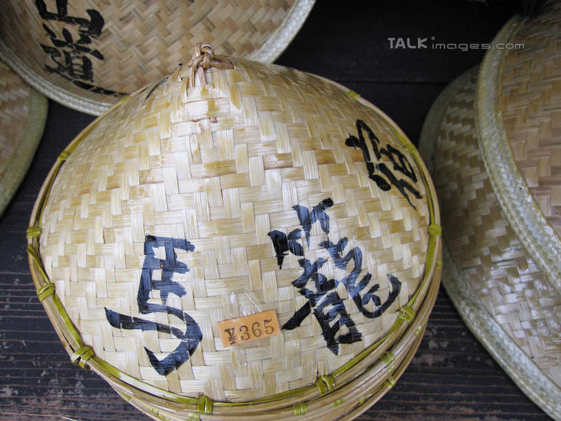 无人,商店,横图,俯视,室内,特写,白天,购物,消费,静物,帽子,日文,标志,文字,字符,标识,商铺,斗笠,黑色,纪念品,遮阳,金融,纪念,留念,怀念,选购,贸易,日语,血拼,市肆,商号,记念,笠帽,彩图,高角度拍摄,店铺,编结帽,箬笠,蔽雨,shslj1