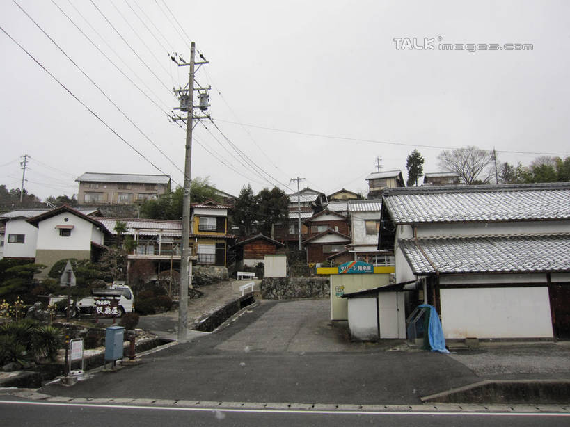 无人,家,横图,室外,白天,正面,旅游,度假,植物,道路,建筑,路,公路,日本,亚洲,电力,电线,电线杆,瓦片,线,房屋,屋顶,屋子,电能,交通,线路,顶棚,瓦,娱乐,楼房,住宅,树,树木,绿色,自然,享受,休闲,放松,建造,生长,成长,马笼宿,电,电源,能量,东亚,屋瓦,本州,本州岛,日本国,中部地方,岐阜,岐阜县,县厅,马路,彩图,房子,岐阜市,马笼,shslj1