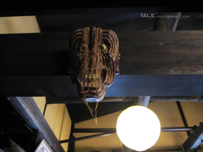 无人,餐厅,横图,室内,夜晚,仰视,照明,日本,亚洲,吊挂,悬挂,阴影,日本文化,艺术,光线,灯笼,面具,影子,纸灯笼,灯光,挂,文化,传统,一个,灯具,单个,马笼宿,照亮,照明设备,东亚,本州,本州岛,日本国,中部地方,岐阜,岐阜县,县厅,彩图,低角度拍摄,餐馆,饭店,饭馆,能剧面具,能面,岐阜市,马笼,shslj1