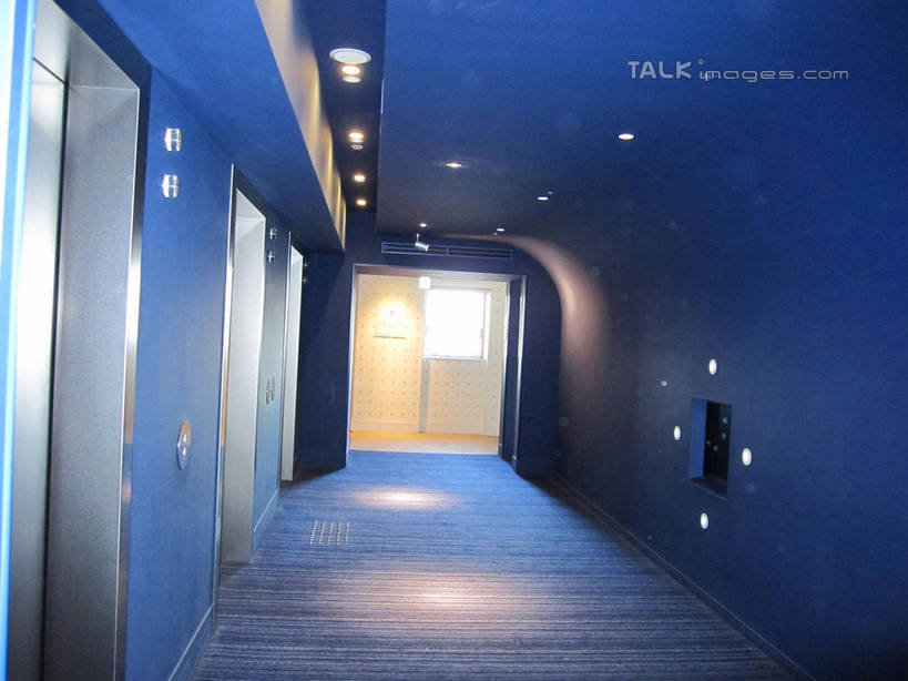 无人,横图,室内,夜晚,正面,酒店,照明,阴影,光线,影子,墙,走道,走廊,过道,灯光,顶灯,墙壁,墙面,灯,灯具,照亮,照明设备,彩图,旅店,shslj1