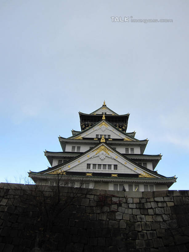 无人,竖图,室外,白天,仰视,旅游,度假,石头,标志建筑,地标,建筑,日本,亚洲,阴影,光线,石子,瓦片,影子,墙,屋顶,云,云朵,云彩,顶棚,瓦,娱乐,建设,墙壁,墙面,蓝色,白云,蓝天,天空,阳光,天,享受,休闲,旅游胜地,放松,建造,天守阁,大阪,晴朗,东亚,屋瓦,本州,大阪府,本州岛,日本国,近畿地方,近畿,县厅,大阪市,石块,晴空,彩图,低角度拍摄,shslj1