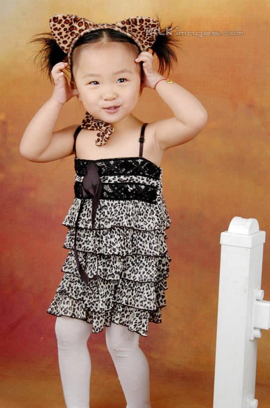 东方人,儿童,一个人,栏杆,站,笑,摸,微笑,竖图,室内,白天,正面,裙子,纯洁,亚洲,仅一个女性,仅一个人,抚摸,连衣裙,服装,丝绸,丝带,栅栏,篱笆,围栏,缎带,注视,黄种人,护栏,绸带,小孩,衣服,白色,背景墙,蝴蝶结,观察,看,站着,仅一个小孩,可爱,童年,童趣,服饰,观看,装饰墙,察看,衣着,穿着,关注,童真,烂漫,无邪,衣饰,天真,女孩,女人,女性,亚洲人,孩子,触摸,接触,站立,半身,彩图,女生,shslj1