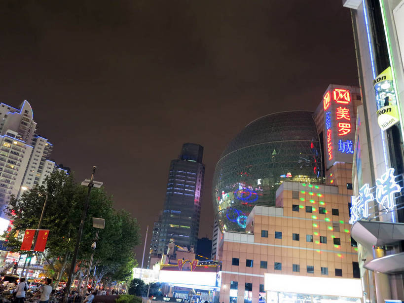 无人,家,高楼大厦,商店,横图,彩色,室外,夜晚,仰视,购物,度假,消费,美景,植物,城市风光,标志建筑,超市,城市,大厦,地标,建筑,摩天大楼,霓虹灯,商场,夜景,上海,中国,亚洲,阴影,光线,标志,文字,影子,字符,房屋,屋子,景观,公寓,建筑群,灯光,七彩,娱乐,光源,标识,建设,洋房,楼房,霓虹,住宅,灯,树,树木,绿色,自然,享受,休闲,汉字,景色,放松,金融,百货,徐家汇,生长,成长,申,照明设备,中文,选购,贸易,百货公司,东亚,徐汇区,上海市,美罗城,中华人民共和国,沪,华东地区,氖灯,血拼,国文,华文,彩图,低角度拍摄,房子,大楼,高层建筑,高楼,购物商场,购物中心,摩天楼,商业中心,肇嘉浜路,shslj1