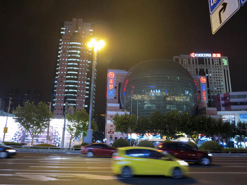 无人,家,高楼大厦,商店,横图,彩色,室外,夜晚,仰视,购物,度假,消费,美景,植物,城市风光,标志建筑,超市,城市,大厦,道路,地标,建筑,路,路灯,摩天大楼,霓虹灯,商场,夜景,指示牌,公路,汽车,上海,中国,亚洲,阴影,朦胧,模糊,光线,路标,影子,房屋,屋子,景观,公寓,建筑群,灯光,分界线,七彩,停车线,交通,方向,娱乐,光源,建设,洋房,楼房,霓虹,路牌,箭头,住宅,车,灯,树,树木,绿色,自然,交通工具,轿车,驾驶,行驶,享受,休闲,景色,放松,金融,百货,徐家汇,生长,成长,车行道,车行道分界线,操纵,申,控制,指向,照明设备,载具,标线,驾车,选购,贸易,百货公司,东亚,操控,车行线,徐汇区,上海市,美罗城,中华人民共和国,沪,华东地区,美罗大厦,氖灯,簇,血拼,把持,马路,彩图,低角度拍摄,房子,大楼,高层建筑,高楼,购物商场,购物中心,摩天楼,商业中心,肇嘉浜路,shslj1,汇联商厦