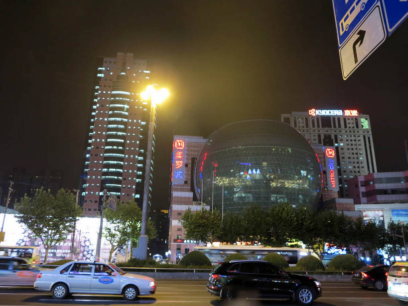 无人,家,高楼大厦,商店,横图,彩色,室外,夜晚,仰视,购物,度假,消费,美景,植物,城市风光,标志建筑,超市,城市,大厦,道路,地标,建筑,路,路灯,摩天大楼,霓虹灯,商场,夜景,指示牌,公路,汽车,上海,中国,亚洲,阴影,朦胧,模糊,光线,路标,影子,房屋,屋子,景观,公寓,建筑群,灯光,分界线,七彩,停车线,交通,方向,娱乐,光源,建设,洋房,楼房,霓虹,路牌,箭头,住宅,车,灯,树,树木,绿色,自然,交通工具,轿车,驾驶,行驶,享受,休闲,景色,放松,金融,百货,徐家汇,生长,成长,车行道,车行道分界线,操纵,申,控制,指向,照明设备,载具,标线,驾车,选购,贸易,百货公司,东亚,操控,车行线,徐汇区,上海市,美罗城,中华人民共和国,沪,华东地区,美罗大厦,氖灯,簇,血拼,把持,马路,彩图,低角度拍摄,房子,大楼,高层建筑,高楼,购物商场,购物中心,摩天楼,商业中心,肇嘉浜路,shslj1,汇联商厦