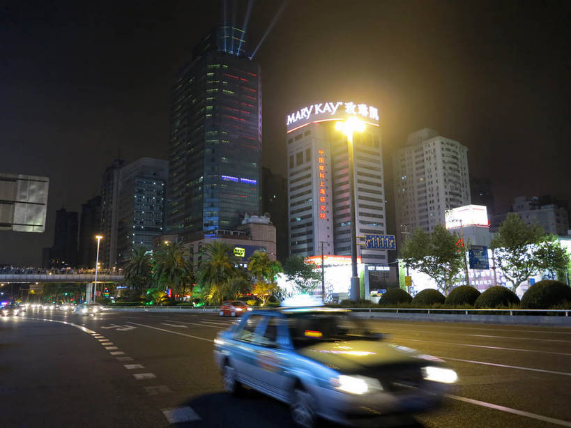 无人,家,高楼大厦,横图,彩色,室外,夜晚,仰视,度假,美景,植物,城市风光,标志建筑,城市,大厦,道路,地标,建筑,路,路灯,摩天大楼,霓虹灯,夜景,公路,汽车,上海,中国,亚洲,阴影,光线,影子,房屋,屋子,景观,公寓,建筑群,灯光,分界线,七彩,停车线,交通,娱乐,光源,建设,洋房,楼房,霓虹,住宅,车,灯,树,树木,绿色,自然,交通工具,轿车,驾驶,行驶,享受,休闲,景色,放松,徐家汇,生长,成长,车行道,车行道分界线,操纵,申,控制,照明设备,载具,标线,驾车,东亚,操控,车行线,徐汇区,上海市,中华人民共和国,沪,华东地区,氖灯,把持,马路,彩图,低角度拍摄,房子,大楼,高层建筑,高楼,摩天楼,肇嘉浜路,shslj1,飞雕大厦,飞雕国际大厦,煤科大厦,徐家汇国际大厦