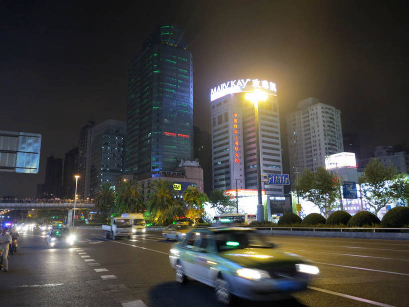 无人,家,高楼大厦,横图,彩色,室外,夜晚,仰视,度假,美景,植物,城市风光,标志建筑,城市,大厦,道路,地标,建筑,路,路灯,摩天大楼,霓虹灯,夜景,公路,汽车,上海,中国,亚洲,阴影,光线,影子,房屋,屋子,景观,公寓,建筑群,灯光,分界线,七彩,停车线,交通,娱乐,光源,建设,洋房,楼房,霓虹,住宅,车,灯,树,树木,绿色,自然,交通工具,轿车,驾驶,行驶,享受,休闲,景色,放松,徐家汇,生长,成长,车行道,车行道分界线,操纵,申,控制,照明设备,载具,标线,驾车,东亚,操控,车行线,徐汇区,上海市,中华人民共和国,沪,华东地区,氖灯,把持,马路,彩图,低角度拍摄,房子,大楼,高层建筑,高楼,摩天楼,肇嘉浜路,shslj1,飞雕大厦,飞雕国际大厦,煤科大厦,徐家汇国际大厦