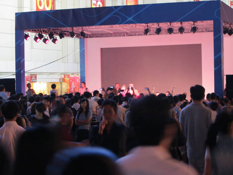 东方人,商店,站,横图,室外,夜晚,购物,度假,消费,美景,城市风光,超市,城市,商场,夜景,上海,中国,亚洲,行人,游客,游人,阴影,服装,朦胧,模糊,光线,影子,景观,灯光,许多人,休闲装,黄种人,娱乐,路人,旅客,背面,衣服,站着,一群人,享受,休闲,休闲服,景色,放松,金融,百货,服饰,徐家汇,申,选购,贸易,百货公司,东亚,徐汇区,上海市,中华人民共和国,沪,华东地区,血拼,过客,男人,男性,年轻男性,年轻女性,女人,女性,中年男性,中年女性,亚洲人,站立,半身,彩图,购物商场,购物中心,商业中心,shslj1,上海第六百货,上海六百