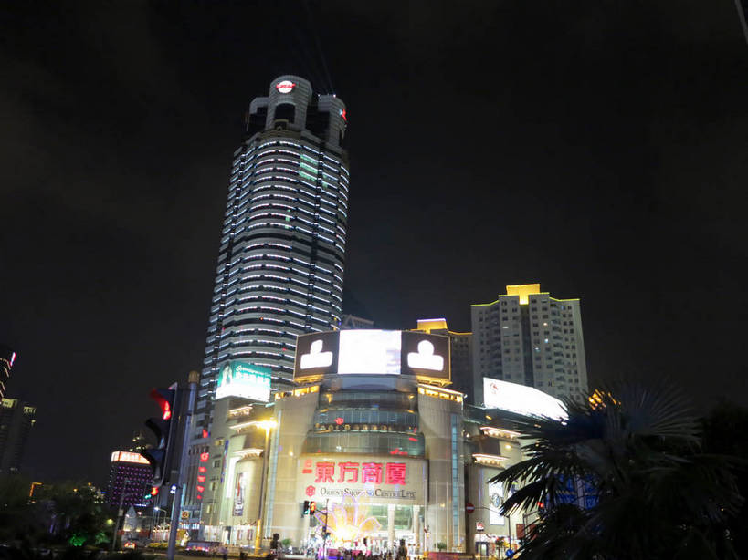 无人,高楼大厦,商店,横图,彩色,室外,夜晚,仰视,购物,度假,消费,美景,植物,城市风光,标志建筑,超市,城市,大厦,地标,建筑,摩天大楼,霓虹灯,商场,夜景,上海,中国,亚洲,阴影,光线,影子,景观,建筑群,灯光,七彩,娱乐,光源,建设,霓虹,灯,树,树木,绿色,自然,享受,休闲,景色,放松,金融,百货,生长,成长,申,照明设备,选购,贸易,百货公司,东亚,徐汇区,东方商厦,上海市,中华人民共和国,沪,华东地区,氖灯,血拼,彩图,低角度拍摄,大楼,高层建筑,高楼,购物商场,购物中心,摩天楼,商业中心,漕溪北路,上实大厦,shslj1