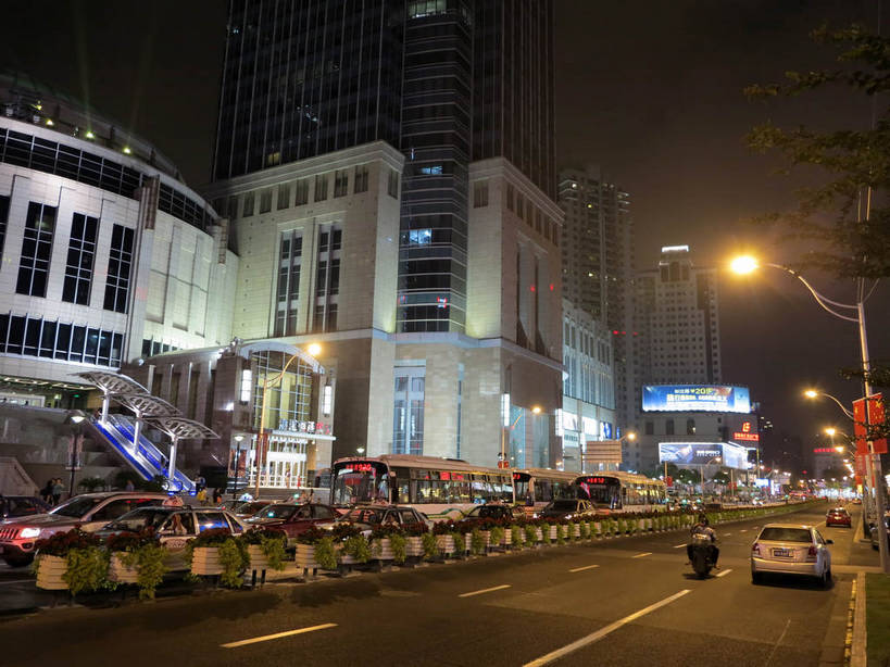 无人,高楼大厦,商店,横图,室外,夜晚,仰视,购物,度假,消费,美景,植物,城市风光,标志建筑,超市,城市,大厦,道路,地标,建筑,路,路灯,摩天大楼,商场,夜景,公路,汽车,照明,上海,中国,亚洲,阴影,光线,影子,景观,建筑群,灯光,分界线,停车线,交通,娱乐,建设,车,灯,树,树木,绿色,自然,交通工具,轿车,驾驶,行驶,享受,休闲,景色,放松,金融,百货,港汇广场,徐家汇,生长,成长,车行道,车行道分界线,操纵,照亮,申,控制,照明设备,载具,标线,驾车,选购,贸易,百货公司,东亚,操控,车行线,徐汇区,上海市,华山路,中华人民共和国,沪,华东地区,虹桥路,血拼,把持,马路,彩图,低角度拍摄,大楼,高层建筑,高楼,购物商场,购物中心,摩天楼,商业中心,港汇恒隆广场,shslj1