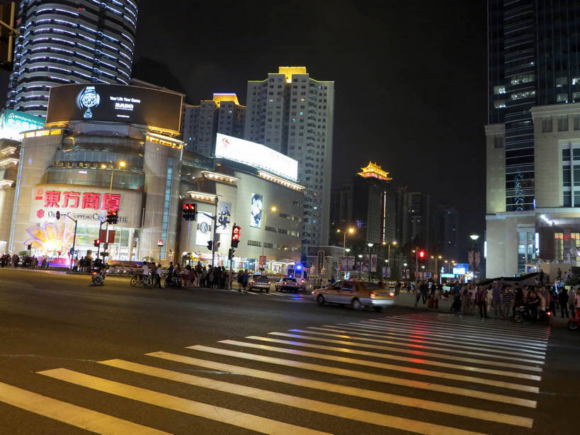 无人,高楼大厦,商店,横图,室外,夜晚,仰视,购物,度假,消费,美景,城市风光,标志建筑,超市,城市,大厦,道路,地标,建筑,路,路灯,摩天大楼,人行横道,商场,夜景,公路,汽车,照明,上海,中国,亚洲,阴影,光线,影子,景观,建筑群,人行道,灯光,分界线,停车线,交通,娱乐,建设,车,灯,交通工具,轿车,驾驶,行驶,享受,休闲,景色,放松,金融,百货,港汇广场,徐家汇,车行道,车行道分界线,操纵,照亮,申,控制,照明设备,载具,标线,人行横道线,驾车,选购,贸易,百货公司,东亚,操控,车行线,徐汇区,东方商厦,上海市,中华人民共和国,沪,华东地区,虹桥路,血拼,把持,斑马线,马路,彩图,低角度拍摄,大楼,高层建筑,高楼,购物商场,购物中心,摩天楼,商业中心,漕溪北路,港汇恒隆广场,上实大厦,shslj1