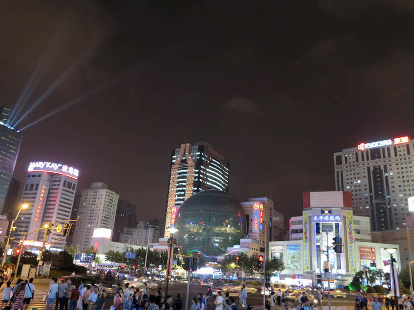 东方人,家,高楼大厦,商店,走,横图,彩色,室外,夜晚,仰视,购物,度假,消费,美景,植物,城市风光,标志建筑,超市,城市,大厦,道路,地标,建筑,路,摩天大楼,霓虹灯,商场,夜景,公路,上海,中国,亚洲,行人,游客,游人,阴影,服装,梦幻,发光,光束,光线,影子,房屋,屋子,景观,公寓,建筑群,灯光,七彩,交通,光亮,许多人,休闲装,黄种人,娱乐,光源,建设,洋房,楼房,霓虹,路人,旅客,住宅,灯,树,树木,衣服,绿色,自然,一群人,享受,休闲,休闲服,景色,放松,金融,百货,服饰,徐家汇,生长,成长,申,未来,照明设备,发亮,选购,贸易,百货公司,东亚,憧憬,徐汇区,上海市,美罗城,中华人民共和国,沪,华东地区,氖灯,血拼,过客,男人,男性,年轻男性,年轻女性,女人,女性,中年男性,中年女性,亚洲人,马路,步行,散步,走路,半身,彩图,低角度拍摄,房子,大楼,高层建筑,高楼,购物商场,购物中心,摩天楼,商业中心,肇嘉浜路,shslj1,汇联商厦,煤科大厦,太平洋数码二期