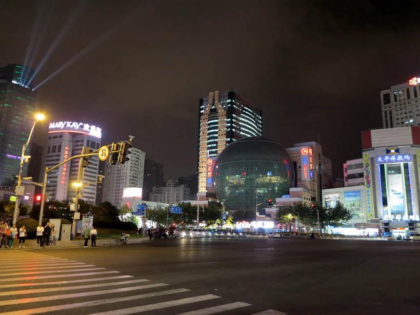 无人,家,高楼大厦,商店,横图,彩色,室外,夜晚,仰视,购物,度假,安全,消费,美景,植物,城市风光,标志建筑,超市,城市,大厦,道路,地标,建筑,路,路灯,摩天大楼,霓虹灯,人行横道,商场,夜景,公路,上海,中国,亚洲,阴影,梦幻,发光,光束,光线,影子,房屋,屋子,景观,公寓,红绿灯,建筑群,人行道,灯光,分界线,七彩,停车线,信号灯,交通,光亮,娱乐,光源,建设,洋房,楼房,霓虹,住宅,灯,树,树木,绿色,自然,享受,休闲,景色,放松,警示,金融,百货,徐家汇,生长,成长,车行道,车行道分界线,申,未来,照明设备,提示,发亮,标线,人行横道线,流通,选购,贸易,百货公司,东亚,憧憬,车行线,徐汇区,上海市,美罗城,交通信号灯,行人信号灯,中华人民共和国,沪,华东地区,氖灯,血拼,斑马线,马路,彩图,低角度拍摄,房子,大楼,高层建筑,高楼,购物商场,购物中心,摩天楼,商业中心,肇嘉浜路,shslj1,飞雕大厦,飞雕国际大厦,汇联商厦,煤科大厦,太平洋数码二期