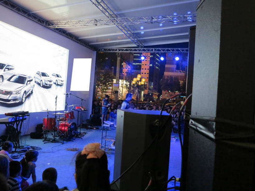 无人,舞台,高楼大厦,商店,横图,室外,夜晚,正面,购物,度假,消费,美景,植物,城市风光,标志建筑,超市,城市,大厦,地标,建筑,摩天大楼,商场,夜景,汽车,上海,中国,亚洲,信息,景观,娱乐,建设,海报,广告,车,树,树木,绿色,自然,交通工具,轿车,享受,休闲,景色,放松,金融,百货,徐家汇,生长,成长,申,载具,宣传,选购,贸易,百货公司,东亚,徐汇区,上海市,中华人民共和国,沪,华东地区,血拼,表演台,彩图,大楼,高层建筑,高楼,购物商场,购物中心,摩天楼,商业中心,招贴,shslj1,上海第六百货,上海六百