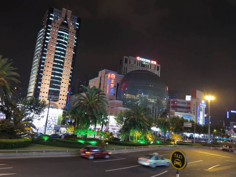 无人,家,高楼大厦,商店,横图,彩色,室外,夜晚,正面,购物,度假,消费,美景,植物,城市风光,标志建筑,超市,城市,大厦,道路,地标,建筑,路,路灯,摩天大楼,霓虹灯,商场,夜景,公路,汽车,上海,中国,亚洲,阴影,光线,影子,房屋,屋子,景观,公寓,建筑群,灯光,分界线,七彩,停车线,交通,娱乐,光源,建设,洋房,楼房,霓虹,住宅,车,灯,树,树木,绿色,自然,交通工具,轿车,驾驶,行驶,享受,休闲,景色,放松,金融,百货,徐家汇,生长,成长,车行道,车行道分界线,操纵,申,控制,照明设备,载具,标线,驾车,选购,贸易,百货公司,东亚,操控,车行线,徐汇区,上海市,美罗城,中华人民共和国,沪,华东地区,美罗大厦,氖灯,血拼,把持,马路,彩图,房子,大楼,高层建筑,高楼,购物商场,购物中心,摩天楼,商业中心,肇嘉浜路,shslj1,汇联商厦