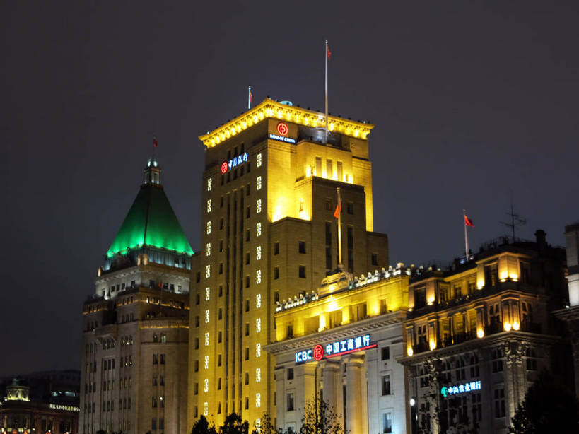 无人,高楼大厦,横图,室外,夜晚,仰视,度假,美景,植物,城市风光,标志建筑,城市,大厦,地标,建筑,摩天大楼,夜景,旗帜,上海,中国,亚洲,阴影,飘扬,光线,影子,景观,建筑群,灯光,娱乐,旗子,建设,黄浦江,树,树木,绿色,自然,外滩,享受,休闲,景色,放松,南京东路,生长,成长,飘逸,申,飞扬,和平饭店,黄浦区,东亚,中国银行大楼,中山东一路,上海市,中华人民共和国,沪,华东地区,旌旗,旗号,彩图,低角度拍摄,大楼,高层建筑,高楼,摩天楼,黄埔滩,上海外滩,外黄埔滩,上海中国银行大楼,中国工商银行,shslj1,中山东二路