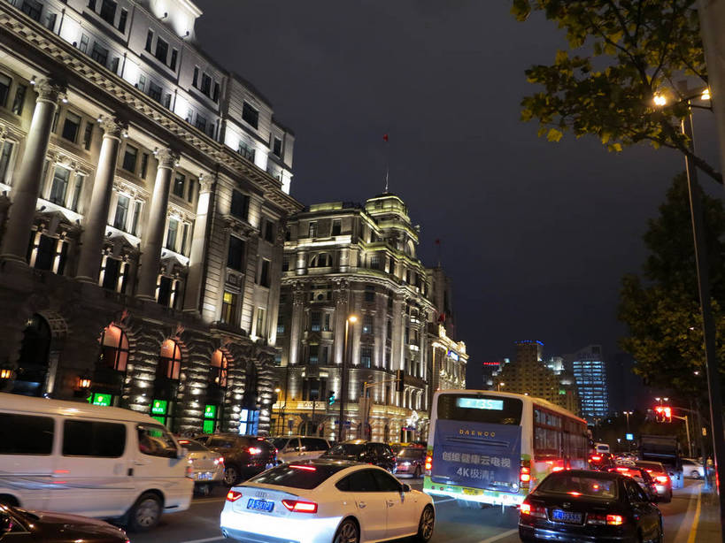 无人,高楼大厦,横图,室外,夜晚,仰视,度假,美景,植物,城市风光,标志建筑,城市,大厦,道路,地标,建筑,路,摩天大楼,夜景,公路,公共汽车,汽车,上海,中国,亚洲,阴影,光线,影子,景观,建筑群,灯光,巴士,公交车,交通,娱乐,建设,黄浦江,车,树,树木,绿色,自然,交通工具,轿车,外滩,驾驶,行驶,享受,休闲,景色,放松,生长,成长,操纵,申,控制,载具,驾车,黄浦区,东亚,操控,怡和洋行大楼,中山东一路,上海市,中华人民共和国,沪,华东地区,把持,马路,彩图,低角度拍摄,大楼,高层建筑,高楼,摩天楼,黄埔滩,上海外滩,外黄埔滩,上海怡和洋行大楼,shslj1