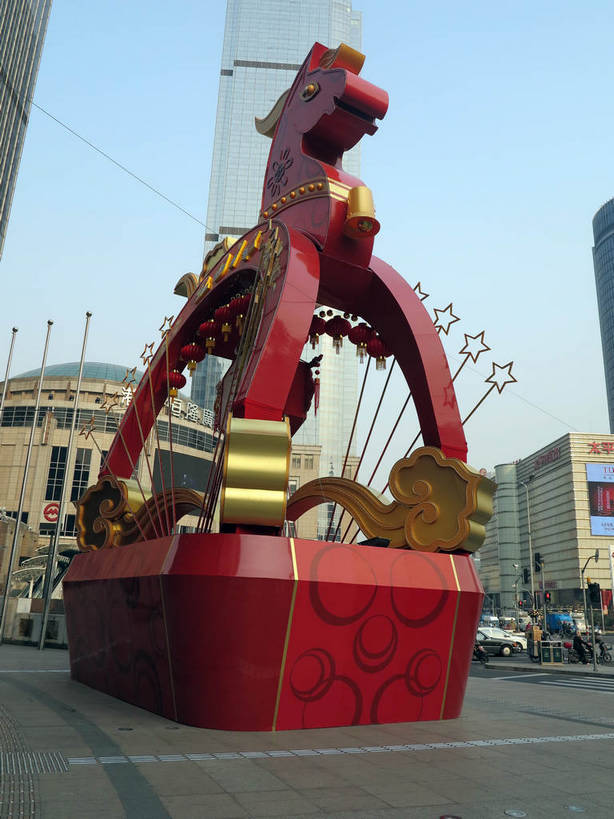 无人,高楼大厦,商店,竖图,室外,白天,仰视,购物,度假,消费,美景,城市风光,标志建筑,超市,城市,大厦,地标,建筑,摩天大楼,商场,雕塑,上海,中国,亚洲,阴影,艺术,装饰,光线,雕刻,雕像,影子,景观,娱乐,建设,红色,蓝色,蓝天,天空,阳光,工艺品,天,享受,休闲,景色,放松,金融,百货,港汇广场,徐家汇,晴朗,纪念,美术,申,主题,陈列,选购,贸易,百货公司,东亚,徐汇区,东方商厦,上海市,衡山路,万里无云,中华人民共和国,沪,华东地区,虹桥路,功能,美学,血拼,晴空,晴空万里,彩图,低角度拍摄,大楼,高层建筑,高楼,购物商场,购物中心,摩天楼,商业中心,漕溪北路,港汇恒隆广场,太平洋百货,shslj1