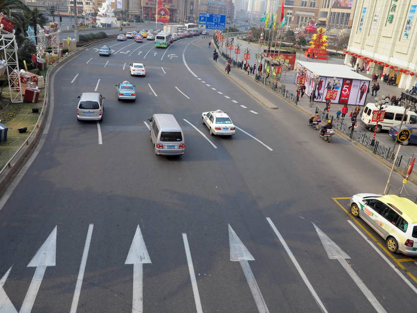 无人,家,高楼大厦,商店,横图,全景,俯视,室外,白天,购物,度假,消费,美景,天际线,植物,城市风光,标志建筑,超市,城市,大厦,道路,地标,建筑,路,摩天大楼,商场,公路,汽车,上海,中国,亚洲,房屋,屋子,景观,公寓,建筑群,分界线,停车线,交通,方向,娱乐,建设,洋房,楼房,箭头,住宅,车,树,树木,绿色,自然,交通工具,轿车,驾驶,行驶,享受,休闲,景色,放松,金融,百货,徐家汇,生长,成长,车行道,车行道分界线,操纵,申,控制,指向,载具,标线,驾车,选购,贸易,百货公司,东亚,操控,车行线,徐汇区,上海市,中华人民共和国,沪,华东地区,簇,血拼,把持,马路,彩图,高角度拍摄,房子,大楼,高层建筑,高楼,购物商场,购物中心,摩天楼,商业中心,shslj1,上海第六百货,上海六百