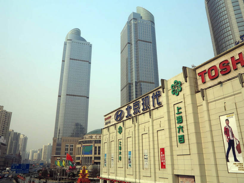 无人,高楼大厦,商店,横图,室外,白天,仰视,购物,度假,消费,美景,城市风光,标志建筑,超市,城市,大厦,地标,建筑,摩天大楼,商场,上海,中国,亚洲,阴影,光线,英文,标志,文字,影子,字符,字母,景观,建筑群,娱乐,标识,建设,蓝色,蓝天,天空,阳光,天,享受,休闲,汉字,景色,放松,金融,百货,港汇广场,徐家汇,晴朗,英文字母,申,中文,选购,贸易,百货公司,东亚,徐汇区,上海市,万里无云,中华人民共和国,沪,华东地区,虹桥路,血拼,国文,华文,晴空,晴空万里,彩图,低角度拍摄,大楼,高层建筑,高楼,购物商场,购物中心,摩天楼,商业中心,港汇恒隆广场,建汇大厦,shslj1,上海第六百货,上海六百