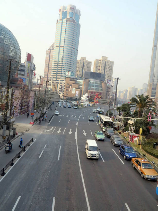 无人,高楼大厦,商店,竖图,俯视,室外,白天,购物,度假,消费,美景,植物,城市风光,标志建筑,超市,城市,大厦,道路,地标,建筑,路,摩天大楼,商场,公路,公共汽车,汽车,上海,中国,亚洲,阴影,光线,影子,景观,建筑群,分界线,巴士,停车线,公交车,交通,娱乐,建设,车,树,树木,蓝色,绿色,蓝天,天空,阳光,自然,交通工具,轿车,天,驾驶,行驶,享受,休闲,景色,放松,金融,百货,徐家汇,生长,晴朗,成长,车行道,车行道分界线,操纵,申,控制,载具,标线,驾车,选购,贸易,百货公司,东亚,操控,车行线,徐汇区,东方商厦,上海市,美罗城,万里无云,中华人民共和国,沪,华东地区,血拼,把持,晴空,晴空万里,马路,彩图,高角度拍摄,大楼,高层建筑,高楼,购物商场,购物中心,摩天楼,商业中心,漕溪北路,肇嘉浜路,上实大厦,shslj1