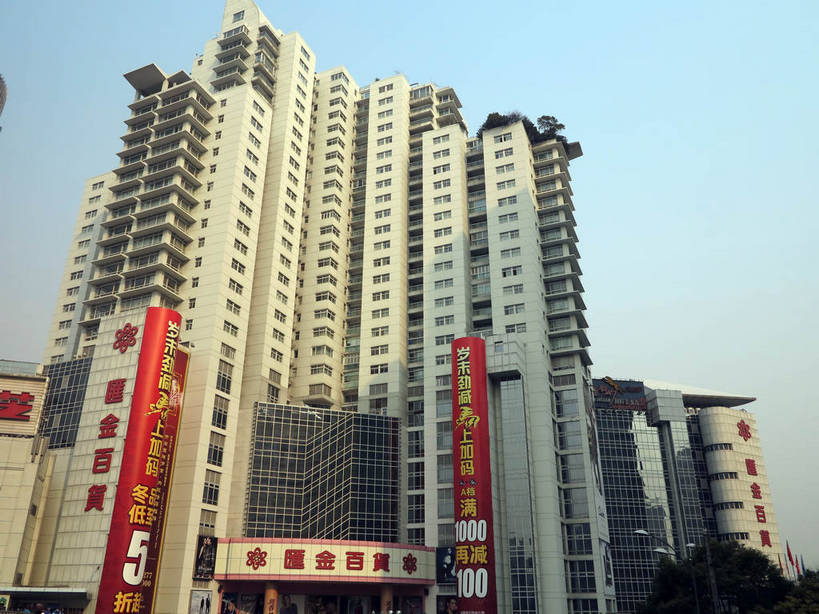 无人,高楼大厦,商店,横图,室外,白天,仰视,购物,度假,消费,美景,植物,城市风光,标志建筑,超市,城市,大厦,地标,建筑,摩天大楼,商场,上海,中国,亚洲,阴影,光线,标志,数字,文字,影子,字符,景观,娱乐,标识,建设,树,树木,蓝色,绿色,蓝天,天空,阳光,自然,天,享受,休闲,汉字,景色,放松,金融,百货,阿拉伯数字,生长,晴朗,成长,申,中文,选购,贸易,百货公司,东亚,汇金百货,徐汇区,上海市,万里无云,中华人民共和国,沪,华东地区,血拼,国文,华文,晴空,晴空万里,彩图,低角度拍摄,大楼,高层建筑,高楼,购物商场,购物中心,摩天楼,商业中心,肇嘉浜路,shslj1