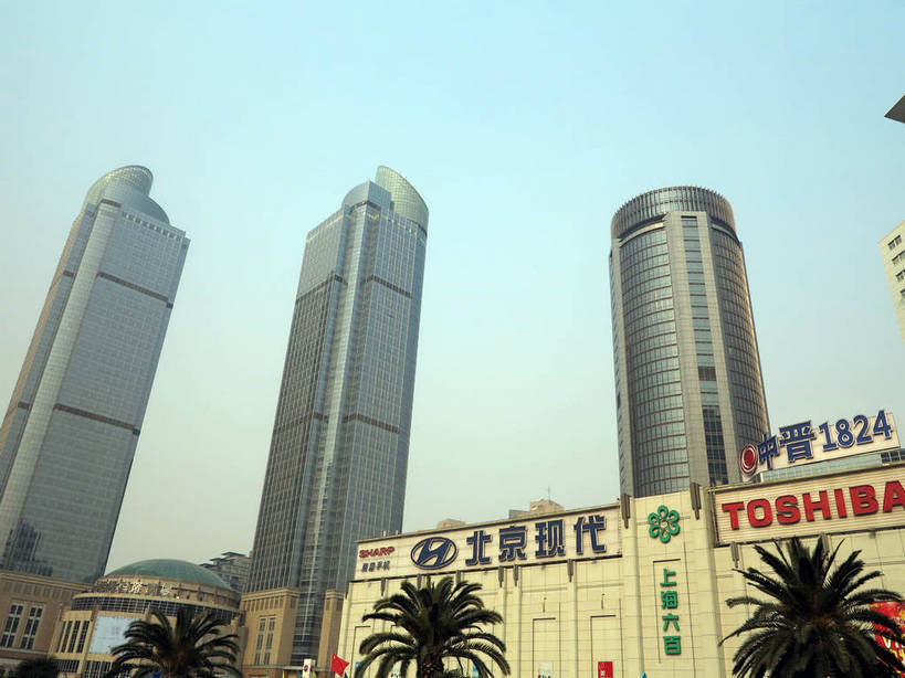 无人,高楼大厦,商店,横图,室外,白天,仰视,购物,度假,消费,美景,植物,城市风光,标志建筑,超市,城市,大厦,地标,建筑,摩天大楼,商场,上海,中国,亚洲,阴影,光线,英文,标志,数字,文字,影子,字符,字母,景观,娱乐,标识,建设,树,树木,蓝色,绿色,蓝天,天空,阳光,自然,天,享受,休闲,汉字,景色,放松,金融,百货,阿拉伯数字,港汇广场,徐家汇,生长,晴朗,成长,英文字母,申,中文,选购,贸易,百货公司,东亚,徐汇区,上海市,万里无云,中华人民共和国,沪,华东地区,虹桥路,血拼,国文,华文,晴空,晴空万里,彩图,低角度拍摄,大楼,高层建筑,高楼,购物商场,购物中心,摩天楼,商业中心,港汇恒隆广场,建汇大厦,shslj1,上海第六百货,上海六百