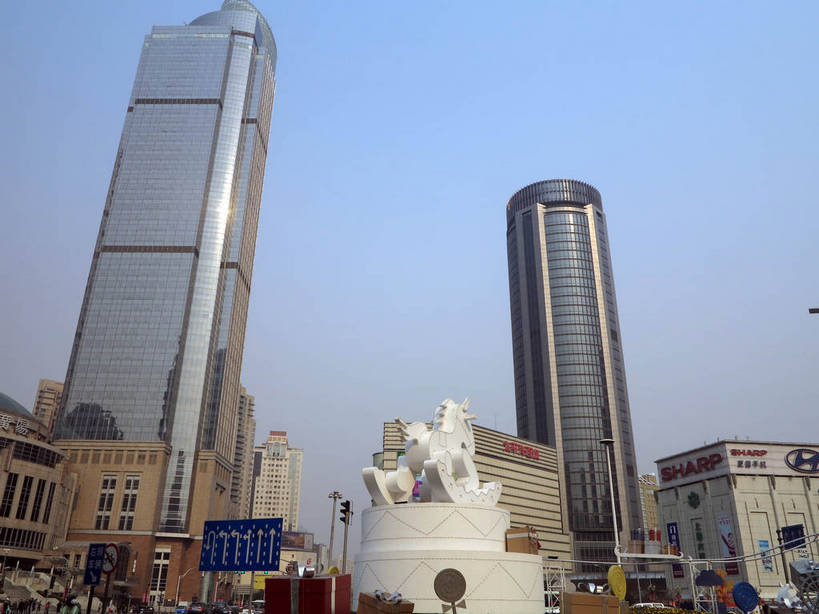 无人,高楼大厦,商店,横图,室外,白天,仰视,购物,度假,消费,美景,城市风光,标志建筑,超市,城市,大厦,地标,建筑,摩天大楼,商场,指示牌,雕塑,上海,中国,亚洲,阴影,艺术,装饰,光线,标志,雕刻,雕像,路标,文字,影子,字符,景观,建筑群,娱乐,标识,建设,路牌,蓝色,蓝天,天空,阳光,工艺品,天,享受,休闲,汉字,景色,放松,金融,百货,港汇广场,徐家汇,晴朗,纪念,美术,申,中文,主题,陈列,选购,贸易,百货公司,东亚,徐汇区,上海市,衡山路,万里无云,中华人民共和国,沪,华东地区,虹桥路,功能,美学,血拼,国文,华文,晴空,晴空万里,彩图,低角度拍摄,大楼,高层建筑,高楼,购物商场,购物中心,摩天楼,商业中心,港汇恒隆广场,建汇大厦,太平洋百货,shslj1,上海第六百货,上海六百