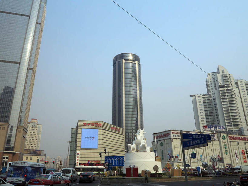 无人,高楼大厦,商店,横图,室外,白天,仰视,购物,度假,消费,美景,植物,城市风光,标志建筑,超市,城市,大厦,道路,地标,建筑,路,摩天大楼,商场,指示牌,公路,汽车,雕塑,上海,中国,亚洲,阴影,艺术,装饰,光线,标志,雕刻,雕像,路标,文字,影子,字符,景观,建筑群,交通,娱乐,标识,建设,路牌,车,树,树木,蓝色,绿色,蓝天,天空,阳光,自然,工艺品,交通工具,轿车,天,驾驶,行驶,享受,休闲,汉字,景色,放松,金融,百货,港汇广场,徐家汇,生长,晴朗,成长,纪念,操纵,美术,申,控制,中文,载具,主题,驾车,陈列,选购,贸易,百货公司,东亚,操控,徐汇区,上海市,衡山路,万里无云,中华人民共和国,沪,华东地区,虹桥路,功能,美学,血拼,把持,国文,华文,晴空,晴空万里,马路,彩图,低角度拍摄,大楼,高层建筑,高楼,购物商场,购物中心,摩天楼,商业中心,港汇恒隆广场,建汇大厦,太平洋百货,shslj1,上海第六百货,上海六百