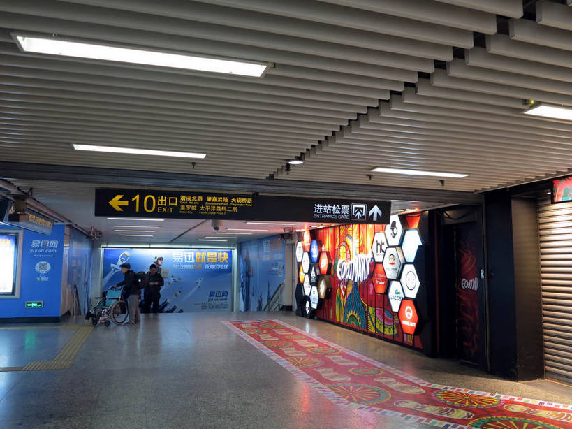 东方人,两个人,站,走,横图,室内,白天,正面,车站,照明,亚洲,阴影,服装,光线,信息,英文,标志,瓷砖,地砖,工具,数字,文字,影子,字符,字母,墙,地铁站,通道,走道,走廊,过道,灯光,地面,站台,休闲装,黄种人,方向,标识,顶灯,月台,广告,箭头,墙壁,墙面,灯,衣服,轮椅,灯具,复健,站着,休闲,康复,休闲服,器械,汉字,阿拉伯数字,服饰,灯箱,英文字母,照亮,医疗设备,指向,传播,照明设备,中文,消息,医疗器械,医疗工具,簇,国文,华文,辅助设备,老年男性,男人,男性,年轻男性,亚洲人,步行,散步,站立,走路,彩图,全身,灯箱广告,灯箱海报,夜明宣传画,shslj1