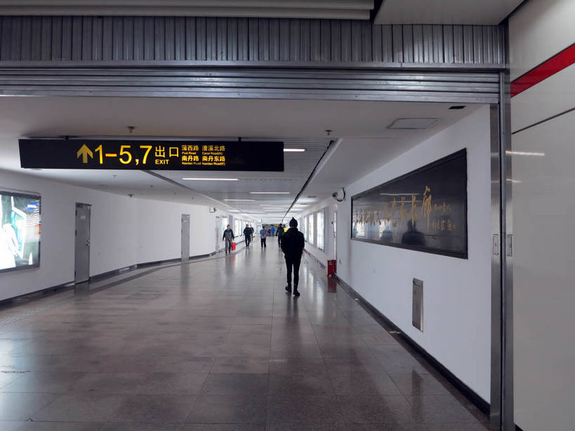 东方人,走,横图,室内,白天,正面,车站,照明,亚洲,阴影,服装,光线,信息,英文,标志,瓷砖,地砖,数字,文字,影子,字符,字母,墙,地铁站,通道,走道,走廊,过道,灯光,地面,站台,许多人,休闲装,黄种人,方向,标识,顶灯,月台,广告,箭头,墙壁,墙面,灯,衣服,灯具,一群人,休闲,休闲服,汉字,阿拉伯数字,服饰,灯箱,英文字母,照亮,指向,传播,照明设备,中文,消息,簇,国文,华文,男人,男性,年轻男性,年轻女性,女人,女性,中年男性,中年女性,亚洲人,步行,散步,走路,彩图,全身,灯箱广告,灯箱海报,夜明宣传画,shslj1