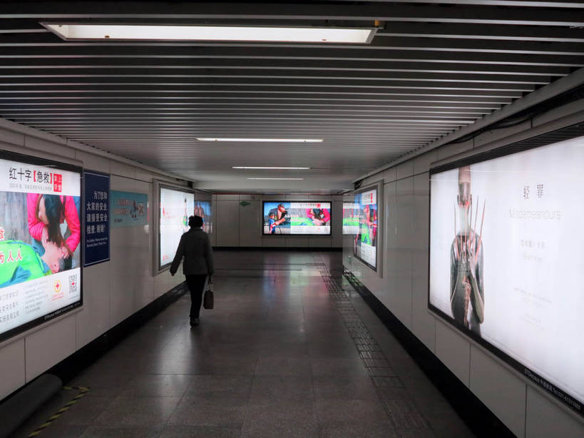 东方人,一个人,走,横图,室内,白天,车站,照明,亚洲,仅一个女性,仅一个人,握,阴影,服装,光线,信息,瓷砖,地砖,影子,墙,地铁站,通道,走道,走廊,过道,灯光,地面,站台,拿,拿着,休闲装,黄种人,顶灯,月台,广告,墙壁,墙面,灯,背面,衣服,灯具,仅一个中年女性,休闲,休闲服,握着,服饰,灯箱,照亮,传播,照明设备,消息,女人,女性,中年女性,亚洲人,步行,散步,走路,彩图,全身,灯箱广告,灯箱海报,夜明宣传画,shslj1