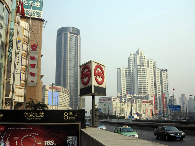 无人,高楼大厦,商店,横图,室外,白天,正面,购物,度假,消费,美景,城市风光,标志建筑,超市,城市,大厦,道路,地标,建筑,路,摩天大楼,商场,公路,出租车,车站,汽车,上海,中国,亚洲,阴影,光线,英文,标志,数字,文字,影子,字符,字母,景观,地铁站,建筑群,站台,交通,娱乐,标识,建设,月台,车,蓝色,蓝天,天空,阳光,交通工具,轿车,天,驾驶,行驶,享受,休闲,汉字,景色,放松,金融,百货,阿拉伯数字,徐家汇,晴朗,英文字母,操纵,申,控制,中文,载具,的士,计程车,驾车,选购,贸易,百货公司,东亚,操控,徐汇区,上海市,衡山路,万里无云,中华人民共和国,沪,华东地区,血拼,把持,国文,华文,晴空,晴空万里,马路,彩图,大楼,高层建筑,高楼,购物商场,购物中心,摩天楼,商业中心,建汇大厦,太平洋百货,shslj1,上海第六百货,上海六百