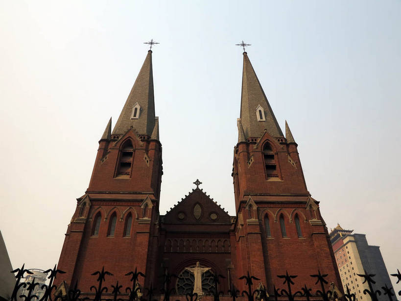 无人,教堂,栏杆,横图,室外,白天,仰视,旅游,度假,名胜古迹,标志建筑,地标,建筑,雕塑,上海,中国,亚洲,阴影,节日,遗迹,艺术,装饰,光线,雕刻,雕像,影子,围栏,古迹,文化,文物,娱乐,建设,古建筑,护栏,蓝色,蓝天,天空,阳光,工艺品,天,祈祷,享受,休闲,健康,旅游胜地,放松,许愿,宗教,信仰,晴朗,纪念,祈求,美术,申,基督教,天主教,主题,陈列,信念,古文明,东亚,徐家汇天主堂,徐汇区,上海市,万里无云,中华人民共和国,沪,华东地区,功能,美学,平安,晴空,晴空万里,彩图,低角度拍摄,大教堂,礼拜堂,圣依纳爵堂,圣依纳爵主教座堂,徐家汇大教堂,shslj1