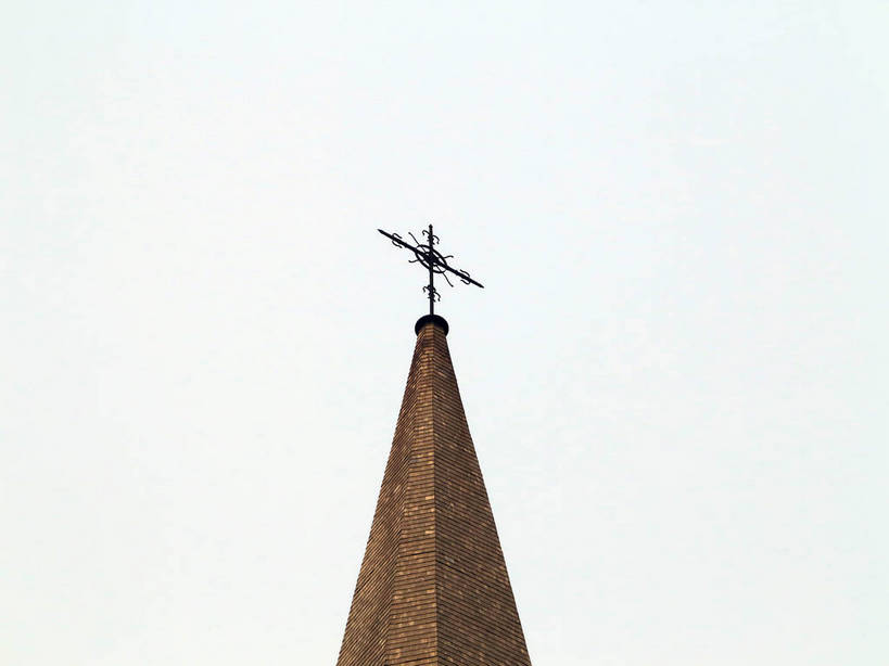 无人,教堂,横图,室外,白天,仰视,旅游,度假,名胜古迹,标志建筑,地标,建筑,上海,中国,亚洲,阴影,节日,遗迹,光线,十字架,影子,古迹,文化,文物,娱乐,建设,古建筑,蓝色,蓝天,天空,阳光,天,祈祷,享受,休闲,健康,旅游胜地,放松,许愿,宗教,信仰,晴朗,纪念,祈求,申,基督教,天主教,信念,古文明,东亚,徐家汇天主堂,徐汇区,上海市,万里无云,中华人民共和国,沪,华东地区,平安,晴空,晴空万里,彩图,低角度拍摄,大教堂,礼拜堂,圣依纳爵堂,圣依纳爵主教座堂,徐家汇大教堂,shslj1