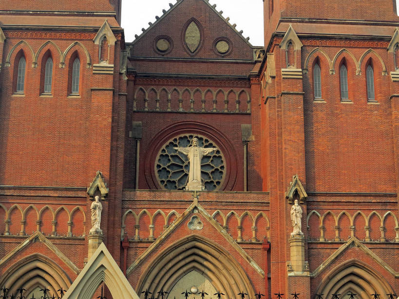 无人,教堂,横图,室外,白天,仰视,旅游,度假,名胜古迹,标志建筑,地标,建筑,雕塑,上海,中国,亚洲,节日,遗迹,艺术,装饰,雕刻,雕像,古迹,文化,文物,娱乐,建设,古建筑,天空,工艺品,天,祈祷,享受,休闲,健康,旅游胜地,放松,许愿,宗教,信仰,纪念,祈求,美术,申,基督教,天主教,主题,陈列,信念,古文明,东亚,徐家汇天主堂,徐汇区,上海市,中华人民共和国,沪,华东地区,功能,美学,平安,彩图,低角度拍摄,大教堂,礼拜堂,圣依纳爵堂,圣依纳爵主教座堂,徐家汇大教堂,shslj1