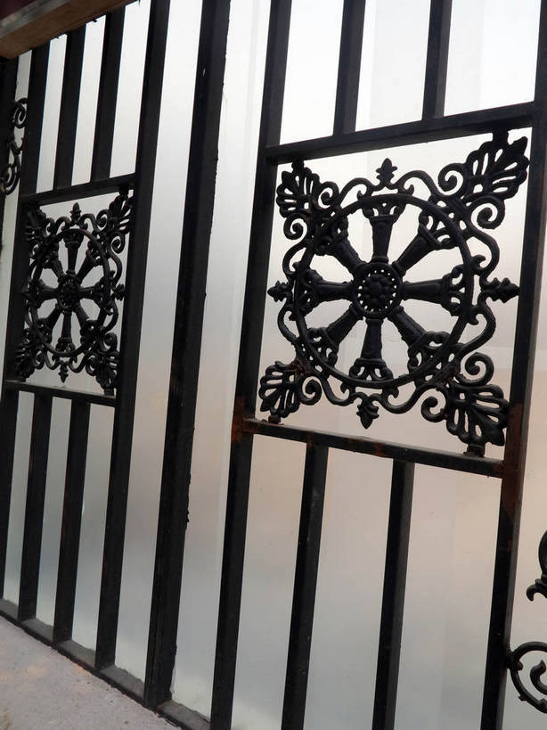 无人,栏杆,竖图,室外,特写,白天,正面,门,静物,金属制品,花纹,装饰,金属,围栏,护栏,黑色,门框,华丽,修饰,点缀,衬托,美观,雅致,雅观,彩图,shslj1
