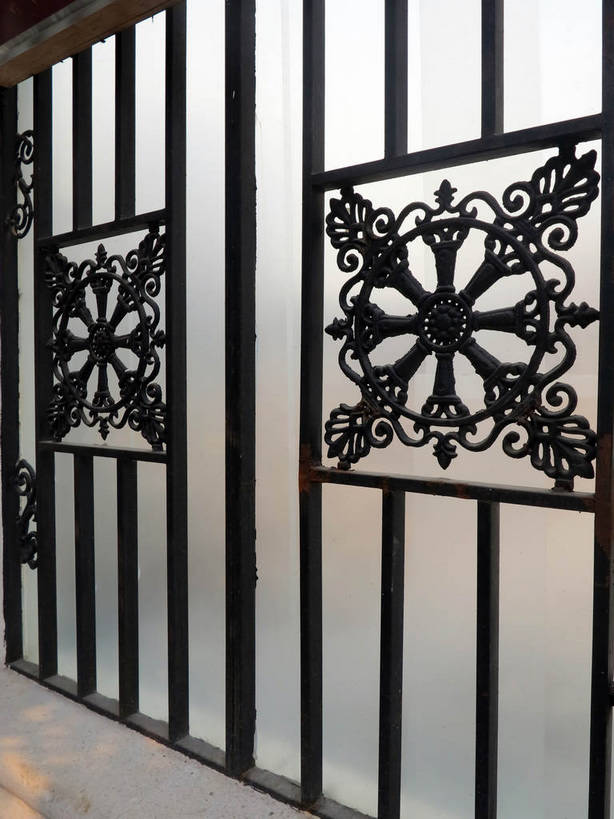 无人,栏杆,竖图,室外,特写,白天,正面,门,静物,金属制品,花纹,装饰,金属,围栏,护栏,黑色,门框,华丽,修饰,点缀,衬托,美观,雅致,雅观,彩图,shslj1