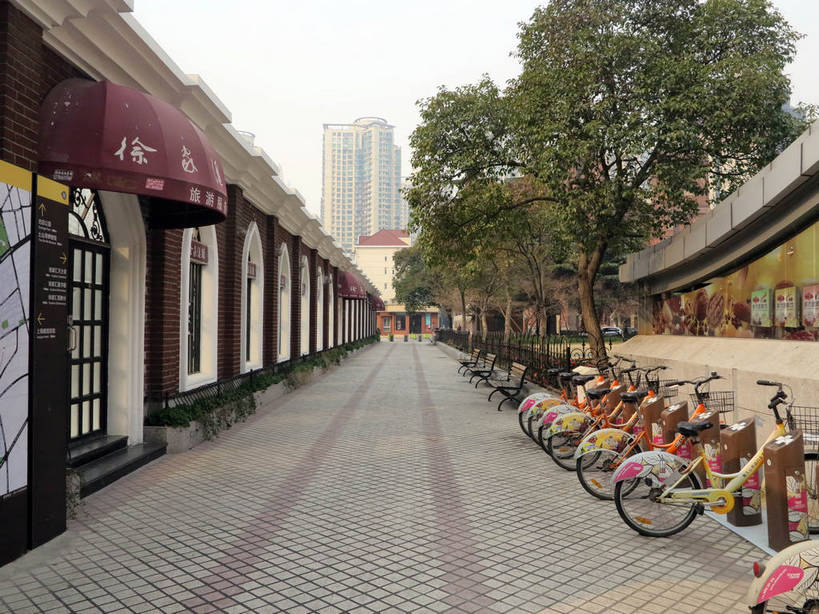 无人,家,高楼大厦,横图,室外,白天,正面,度假,美景,植物,城市风光,标志建筑,城市,大厦,道路,地标,建筑,路,摩天大楼,自行车,上海,中国,亚洲,一排,许多,停靠,阴影,整齐,光线,影子,房屋,屋子,景观,公寓,小路,交通,很多,娱乐,建设,洋房,楼房,住宅,车,脚踏车,树,树木,排列,蓝色,绿色,蓝天,天空,阳光,自然,交通工具,天,享受,休闲,景色,放松,徐家汇,生长,晴朗,成长,申,队列,停泊,载具,东亚,徐汇区,上海市,万里无云,中华人民共和国,沪,华东地区,晴空,晴空万里,彩图,房子,大楼,高层建筑,高楼,摩天楼,公共自行车,自助自行车,shslj1,徐家汇源