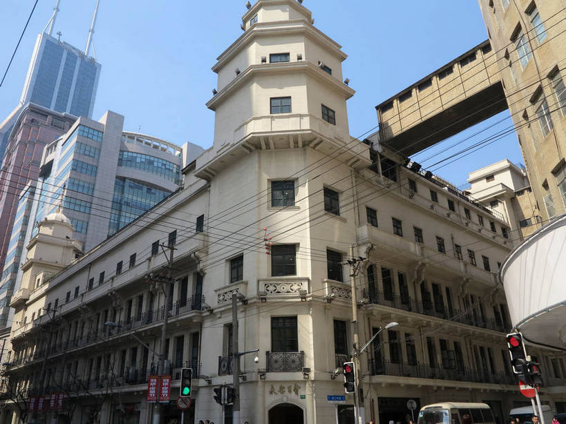 无人,高楼大厦,商店,横图,室外,白天,仰视,购物,度假,安全,消费,美景,窗户,城市风光,标志建筑,超市,城市,大厦,地标,建筑,摩天大楼,商场,上海,中国,亚洲,阴影,电力,光线,电线,线,影子,墙,景观,红绿灯,电能,信号灯,交通,线路,娱乐,建设,玻璃窗,墙壁,墙面,蓝色,蓝天,天空,阳光,南京路,天,享受,休闲,景色,放松,警示,金融,百货,永安百货,南京路步行街,晴朗,电,电源,电源线,申,提示,能量,流通,选购,贸易,百货公司,黄浦区,东亚,上海市,交通信号灯,万里无云,行人信号灯,中华人民共和国,沪,华东地区,血拼,晴空,晴空万里,彩图,低角度拍摄,大楼,高层建筑,高楼,购物商场,购物中心,摩天楼,商业中心,永安,shslj1,浙江中路