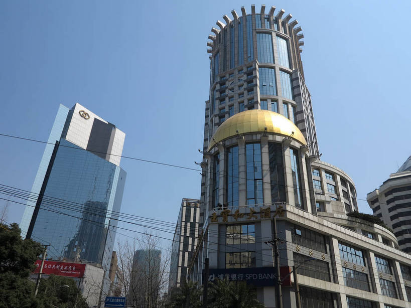 无人,宾馆,高楼大厦,横图,室外,白天,仰视,度假,美景,植物,城市风光,标志建筑,城市,大厦,地标,建筑,酒店,摩天大楼,上海,中国,亚洲,阴影,电力,光线,标志,电线,文字,线,影子,字符,景观,电能,线路,娱乐,标识,建设,树,树木,南京西路,蓝色,绿色,蓝天,天空,阳光,自然,天,享受,休闲,汉字,景色,放松,生长,晴朗,成长,酒家,电,电源,电源线,旅社,申,中文,能量,黄浦区,东亚,上海市,万里无云,中华人民共和国,沪,华东地区,国文,华文,晴空,晴空万里,彩图,低角度拍摄,大楼,高层建筑,高楼,客店,客栈,旅店,旅馆,摩天楼,商旅,二马路,九江路,上海索菲特酒店,shslj1,上海海仑宾馆,上海索菲特海仑宾馆,上海王宝和大酒店,索菲特上海海仑宾馆,王宝和大酒店